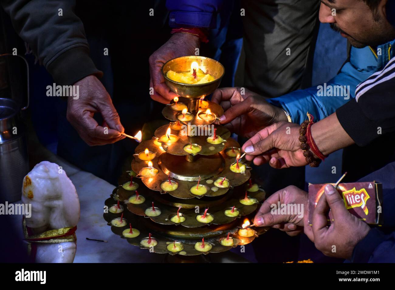 Hindugeweihte zünden im Shankaracharya Tempel anlässlich der Einweihungszeremonie des Ayodhya RAM Tempels Kerzen an. Premierminister Narendra Modi hat am Montagnachmittag die "Pran pratishtha" oder die Weihe des RAM-Tempels in Ayodhya abgeschlossen. Die besondere Zeremonie für den Tempel, der sich noch im Bau befindet, war eine jahrzehntelange Anstrengung. Für Hindus ist der Ort der Geburtsort von Lord RAM, einer der verehrtesten Gottheiten im hinduistischen Glauben. Aber die Stätte wird auch von Muslimen verehrt, weil sie einst die Babri-Moschee aus dem 16. Jahrhundert beherbergt hatte, ein Glaubensdenkmal für indische Muslime Stockfoto