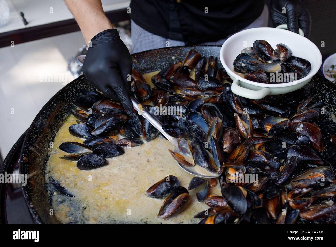 Muscheln werden auf der Straße gekocht. Hochwertige Fotos Stockfoto
