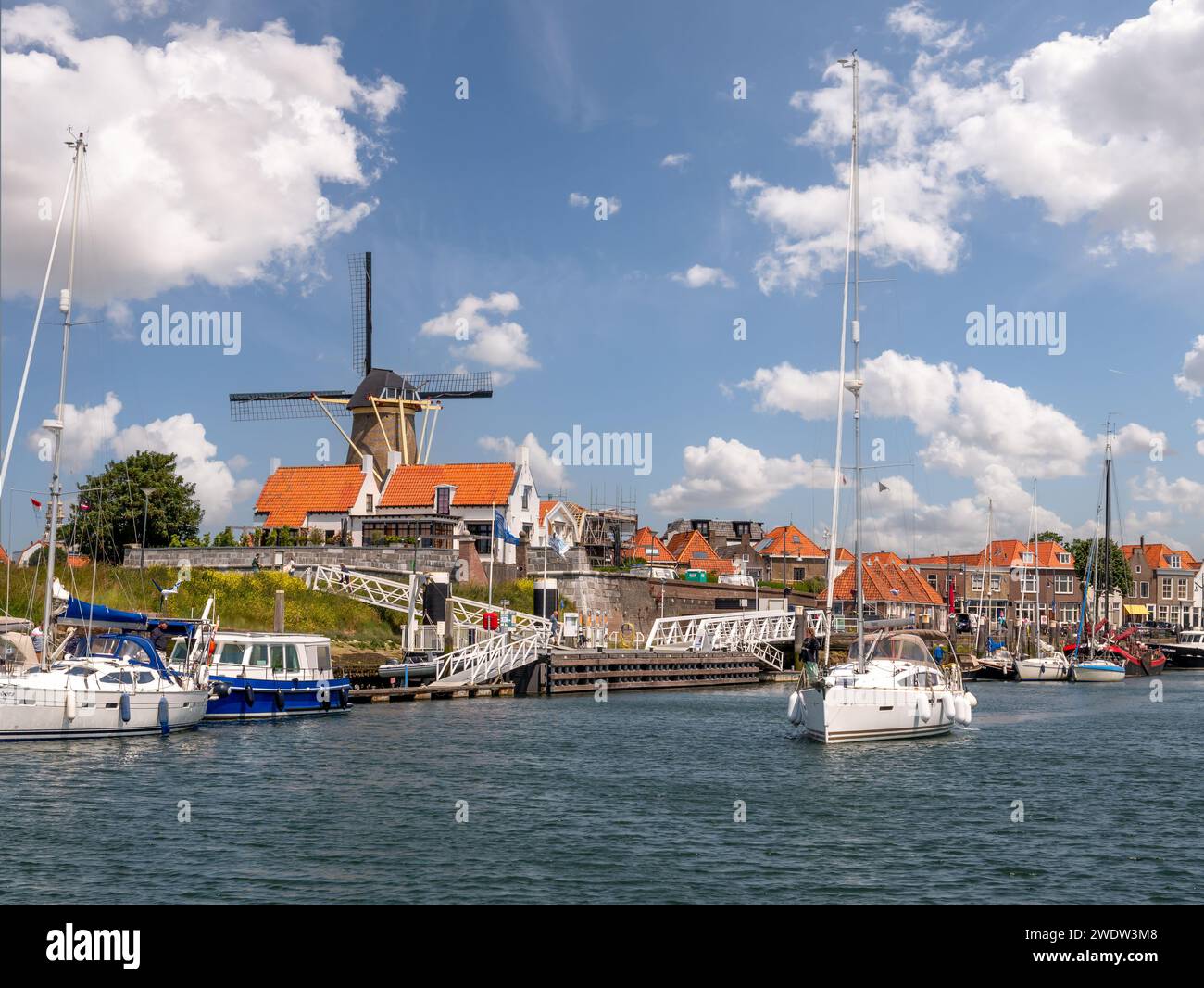 Segelboote in Hafen und Windmühle, Zierikzee, Schouwen-Duiveland, Zeeland, Niederlande Stockfoto