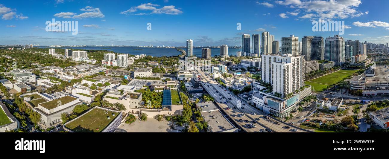Miami Design District, Beverly Terrace aus der Vogelperspektive mit Wolkenkratzern im Stadtzentrum von Miami Stockfoto