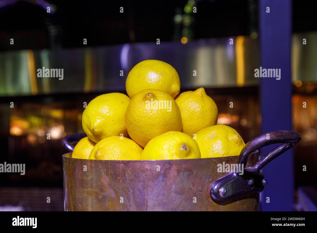 Zitronen in einem Kochtopf dunkler Hintergrund. Hochwertige Fotos Stockfoto