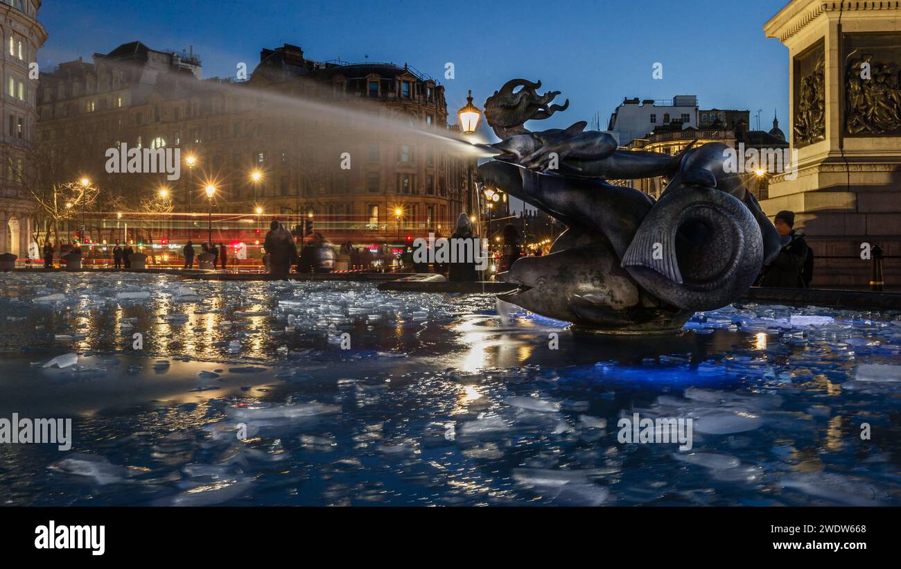 Viel Eis in den Springbrunnen des Trafalgar Square, da Großbritannien Temperaturen bis zu -5 °C aushält Stockfoto