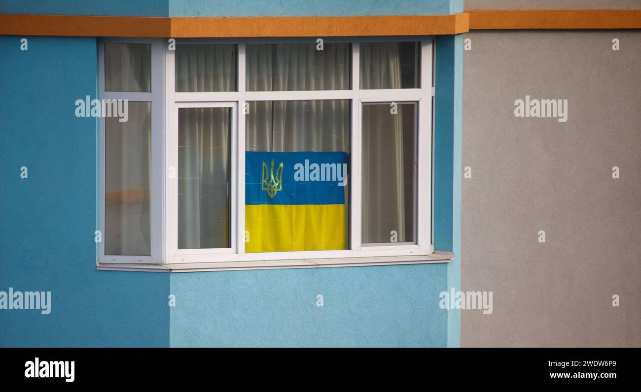 Flagge der Ukraine am Fenster des Hauses Stockfoto