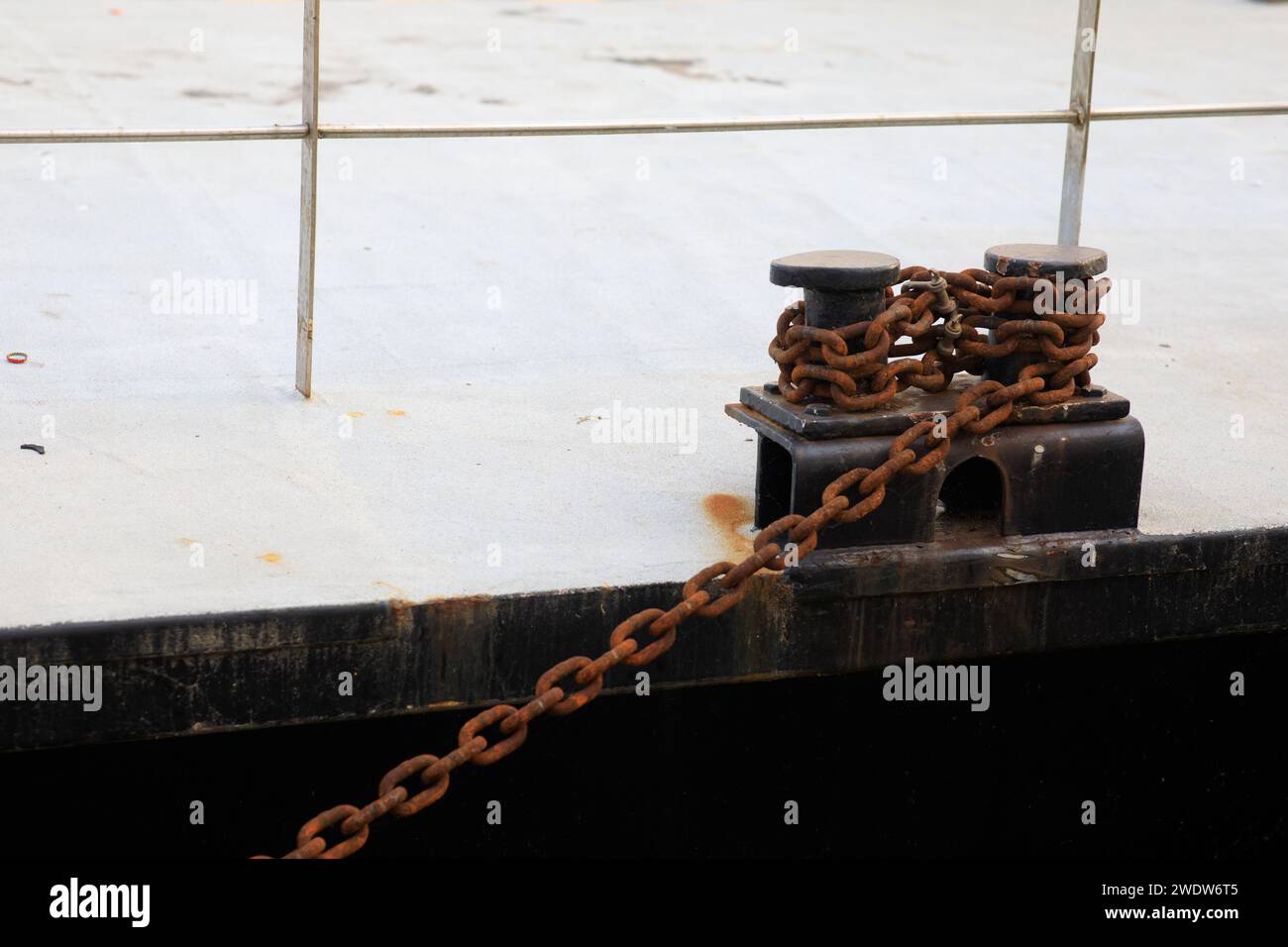 Ketten, die Schiffe am Pier sichern. Hochwertige Fotos Stockfoto