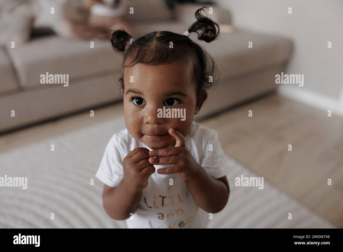 Porträt eines Kleinkindermädchens mit gemischter Rasse im Zimmer. Afrokaukasisches kleines Mädchen. Das Konzept der interrassischen Familie. Stockfoto