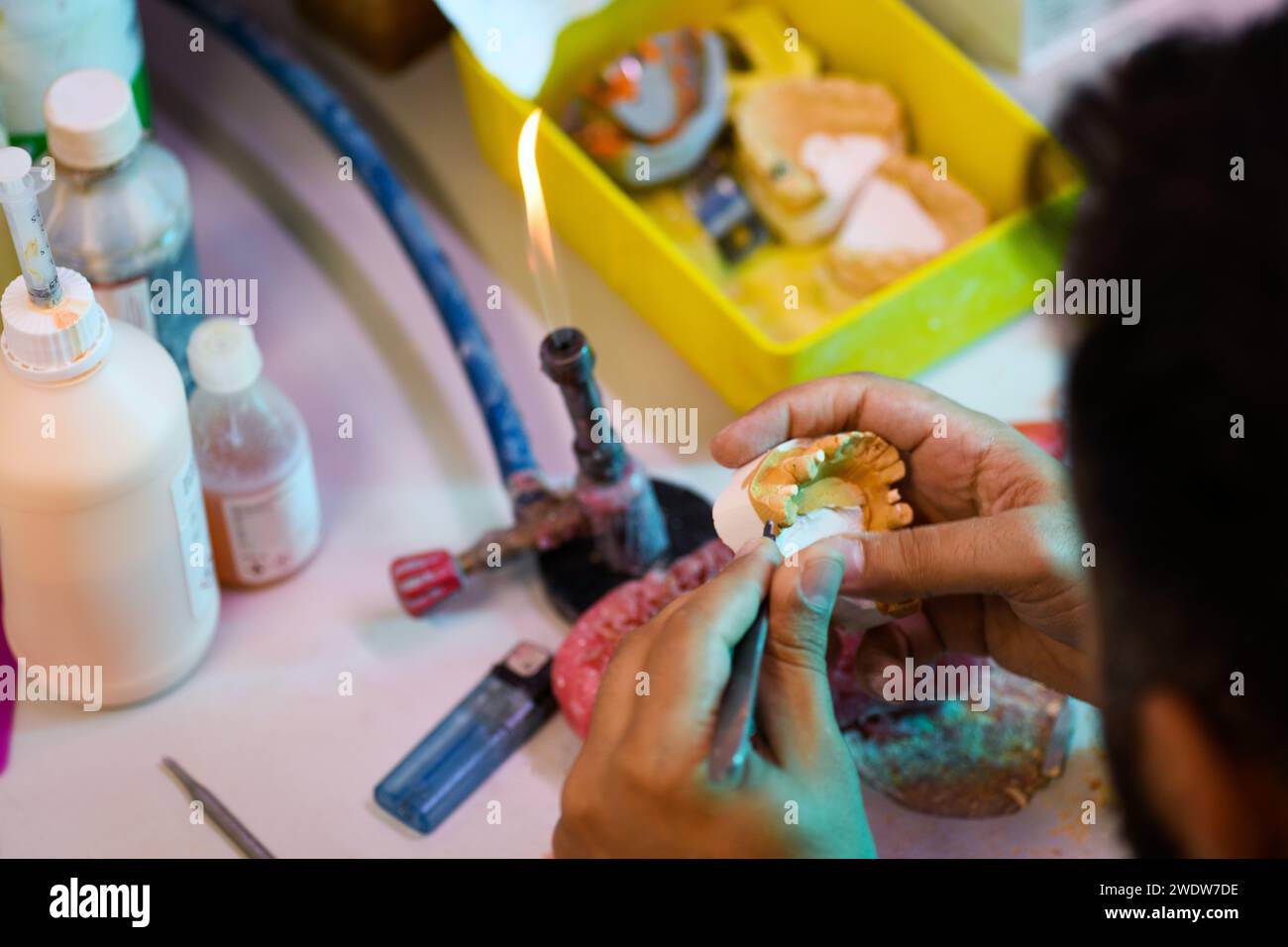 Nahaufnahme der prothetischen Handwerkskunst, die die Detailarbeit zur Herstellung einer Zahnprothese zeigt Stockfoto