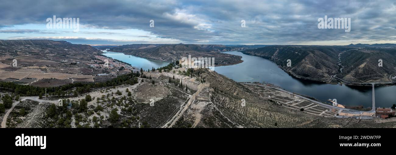 Luftaufnahme von Mequinenza am Zusammenfluss des Ebro zwischen dem Mequinenza-Staudamm und dem Riba-roja-Stausee. Befestigung mit angewinkelten Bastionen Stockfoto