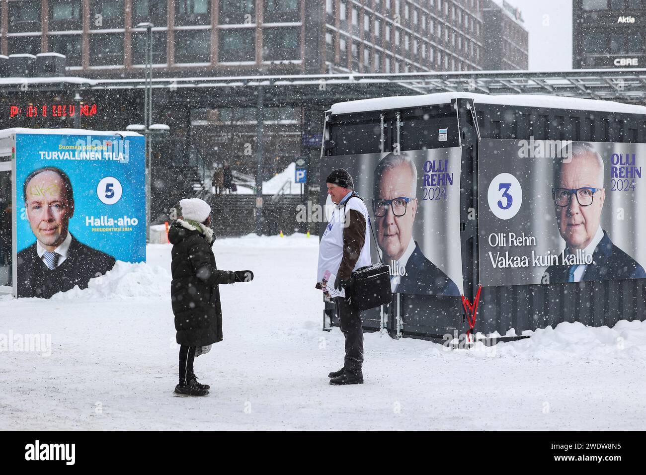 Helsinki, Finnland. Januar 2024. Pavillons der Wahlkampagne der Präsidentschaftskandidaten Olli Rehn und Jussi Halla - aho gesehen gezeigt. Die Präsidentschaftswahlen in Finnland finden am 28. Januar 2024 statt. Der Wahlkampf der Präsidentschaftskandidaten ist in vollem Gange. (Foto: Takimoto Marina/SOPA Images/SIPA USA) Credit: SIPA USA/Alamy Live News Stockfoto