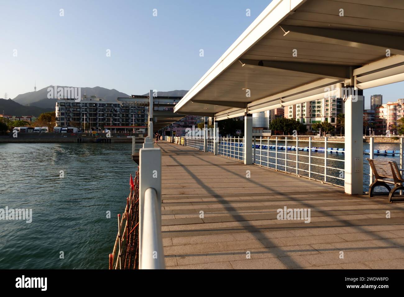 Hongkong, China - 19. Januar 2024: Blick auf den öffentlichen Pier SHA Tau Kok in Hongkong. Stockfoto