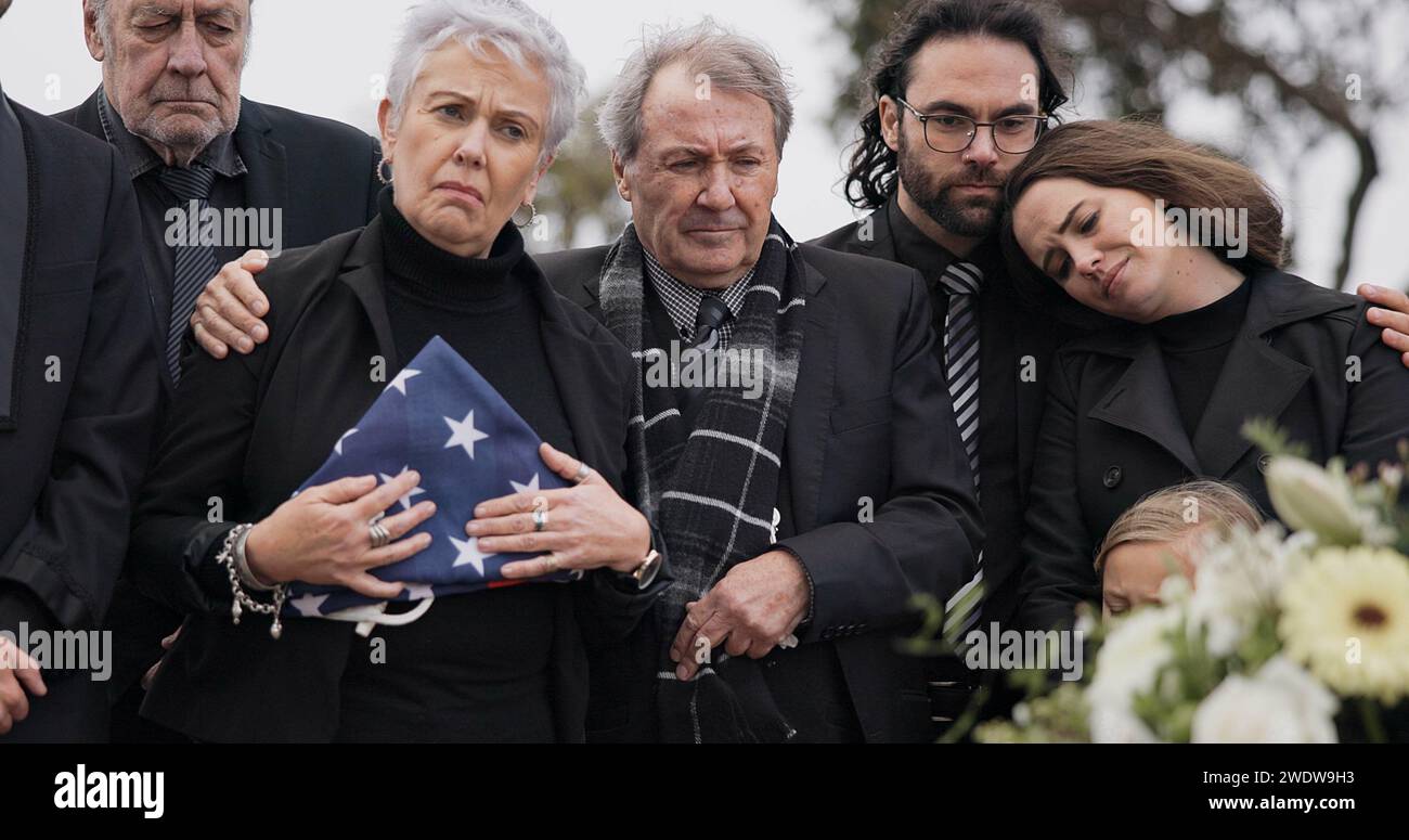 Beerdigung, Friedhof und Familie mit US-Flagge für Veteranen für Respekt, Zeremonie und Gedenkfeier. Erinnerung, Depression und traurige Menschen im Sarg Stockfoto
