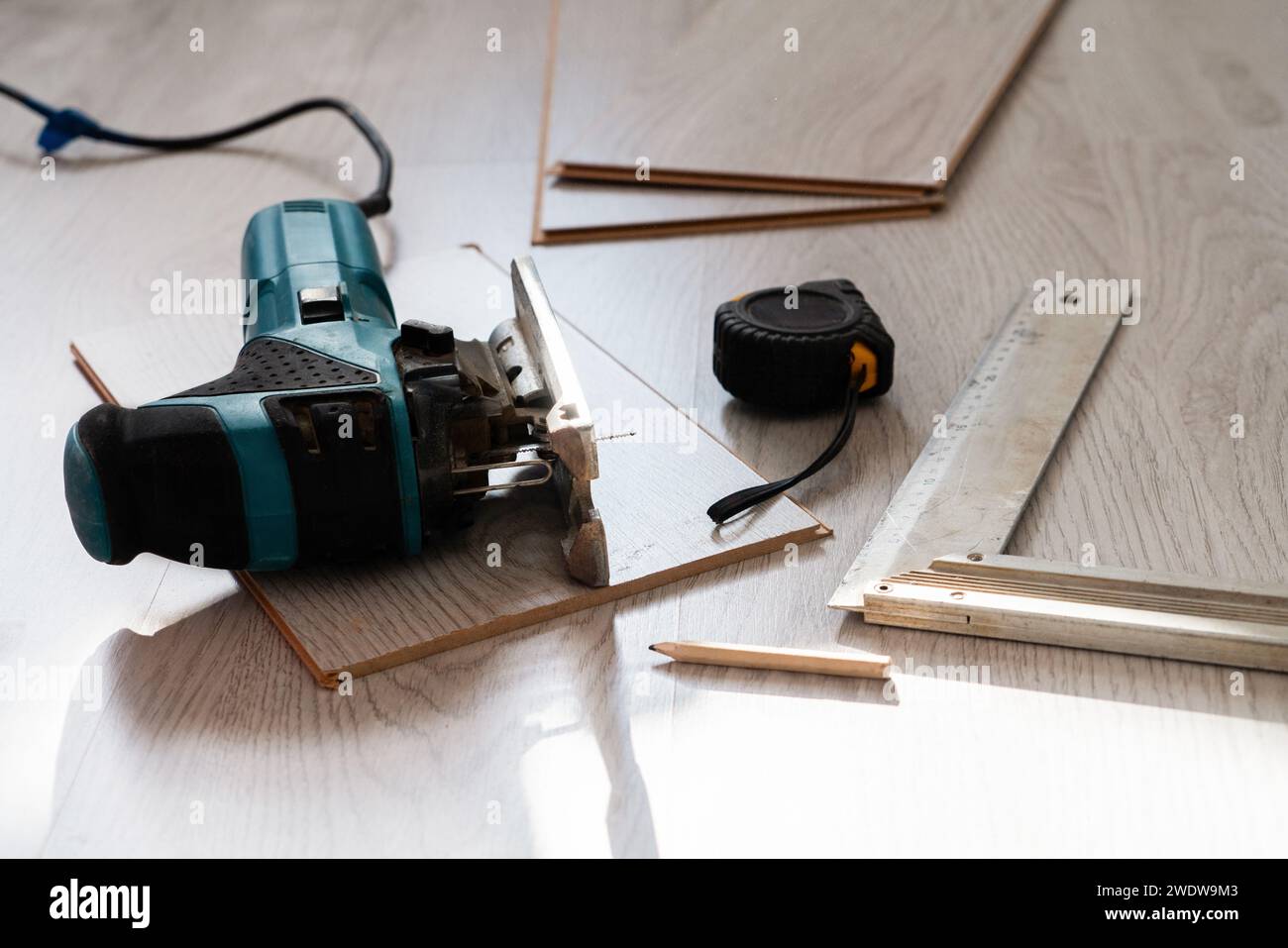 Reparatur des Fußbodens im Haus, Laminatboden im Stil alter Bretter Stockfoto