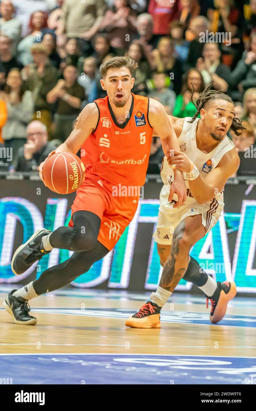 Chemnitz, Deutschland 21. Januar 2024: 1.BBL - 2023/2024 - Niners Chemnitz vs. FC Bayern München im Bild: v. li. im Zweikampf Wesley van Beck (Chemnitz) und Carsen Edwards (München) Stockfoto