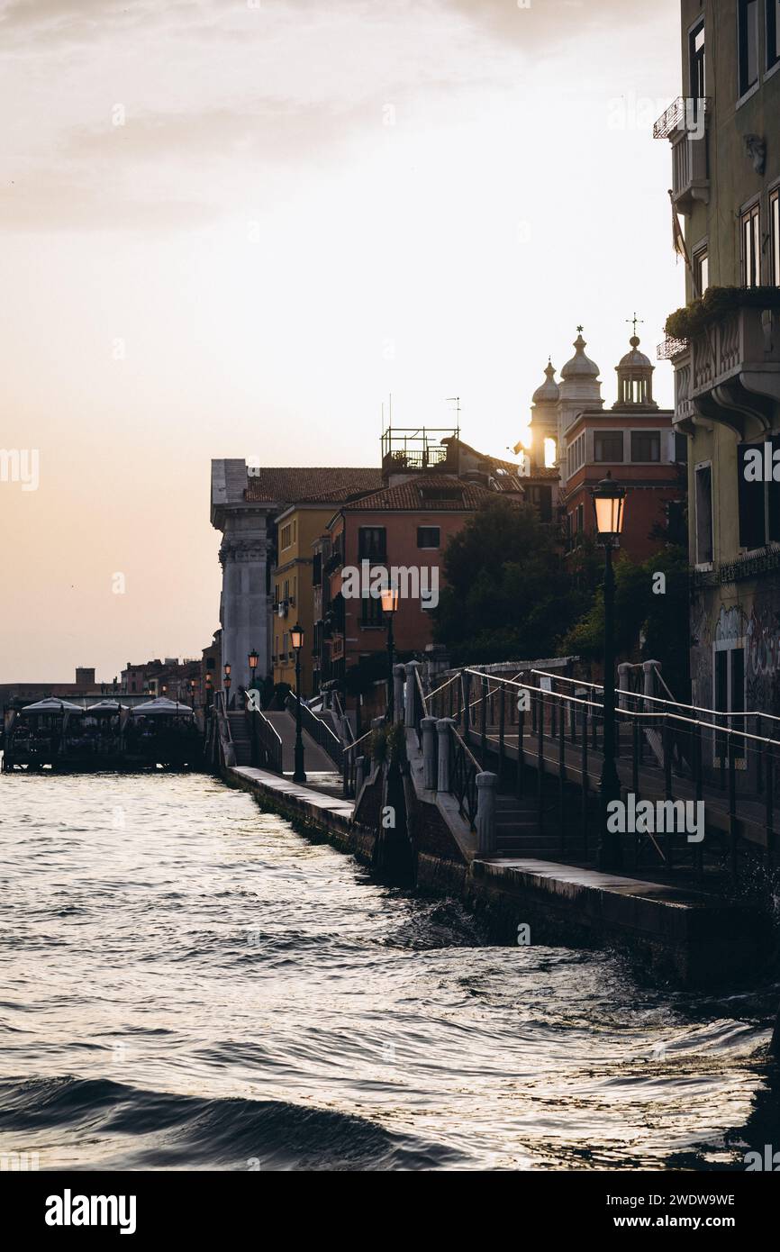 Gondeln des großen Kanals von venedig und alte Häuser. Hochwertige Fotos Stockfoto