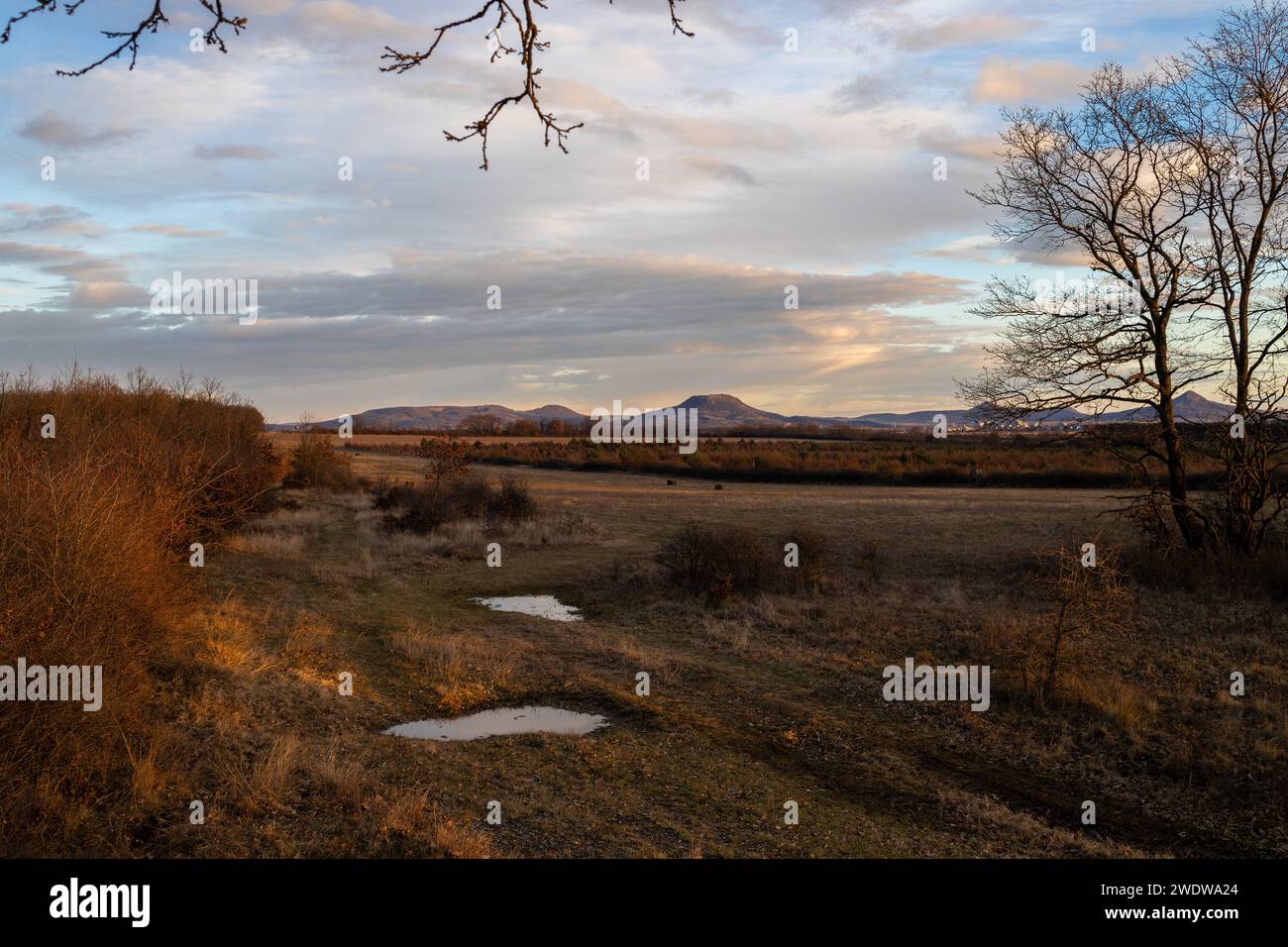 Idyllischer Panoramablick über die Landschaft bei Vulkanen, Ungarn, bei Sonnenlicht am späten Nachmittag Stockfoto
