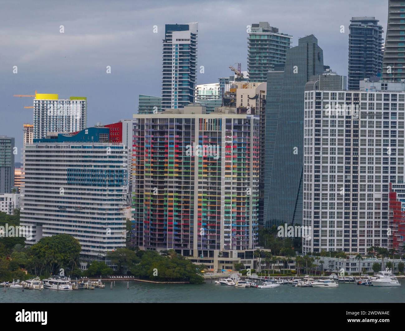 Nahaufnahme der Wolkenkratzer im Zentrum von Miami mit farbenfrohen Balkonen Stockfoto