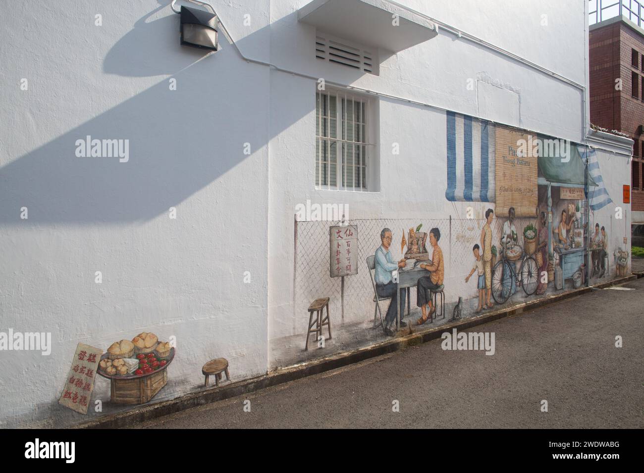 Die Dokumentation des Wandgemäldes des Künstlers Yip Yew Chong zeigt seine Kindheitserinnerungen und den Lebensstil der vergangenen Kultur in Singapur. 2024. Stockfoto