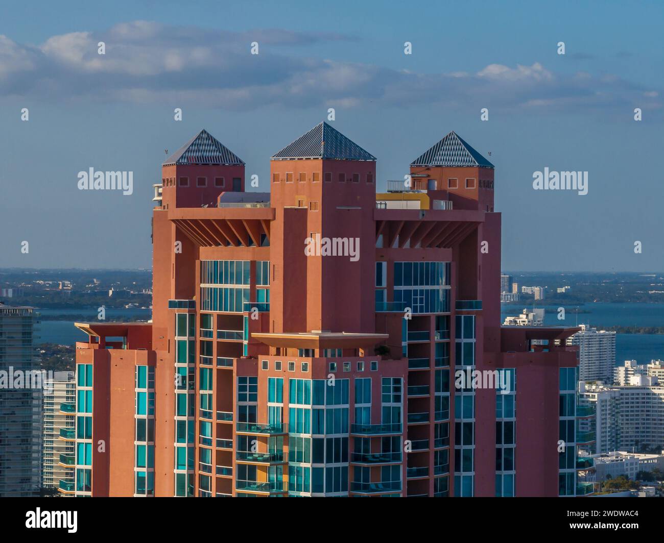 Aus der Nähe des luxuriösen Penthouse in einem Miami Hochhaus-Appartementkomplex mit drei Türmen Stockfoto