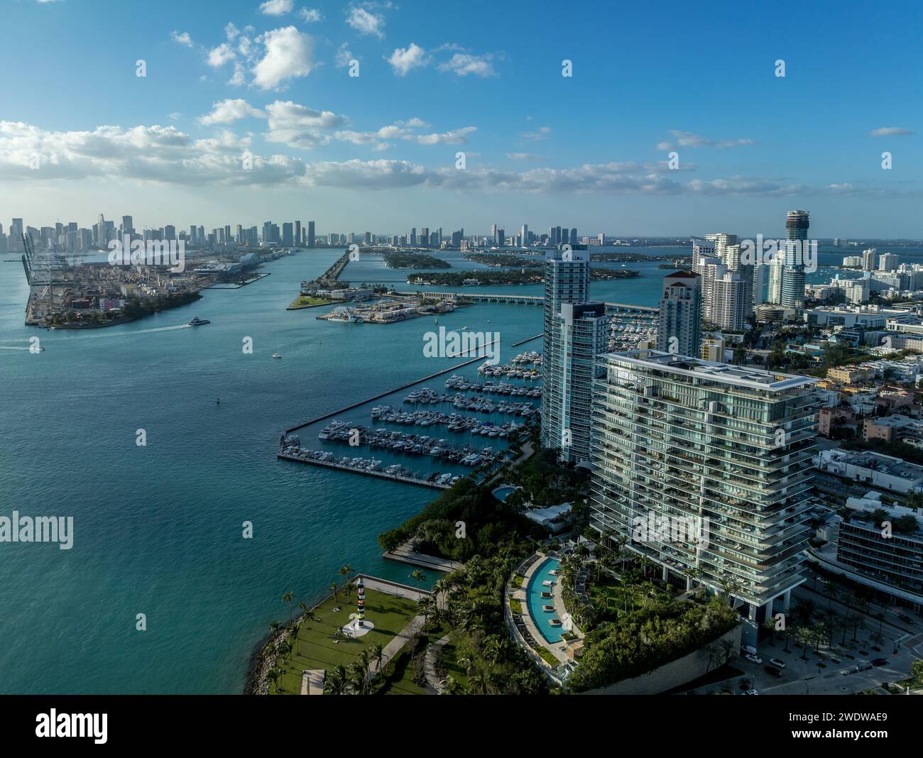Blick aus der Vogelperspektive auf den South Pointe Park in Miami mit luxuriösen Wohnungstürmen, Sandstrand, Government Cut Waterway, um Kreuzfahrtschiffverkehr zu transportieren Stockfoto