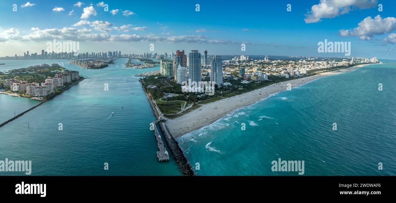 Blick aus der Vogelperspektive auf den South Pointe Park in Miami mit luxuriösen Wohnungstürmen, Sandstrand, Government Cut Waterway, um Kreuzfahrtschiffverkehr zu transportieren Stockfoto