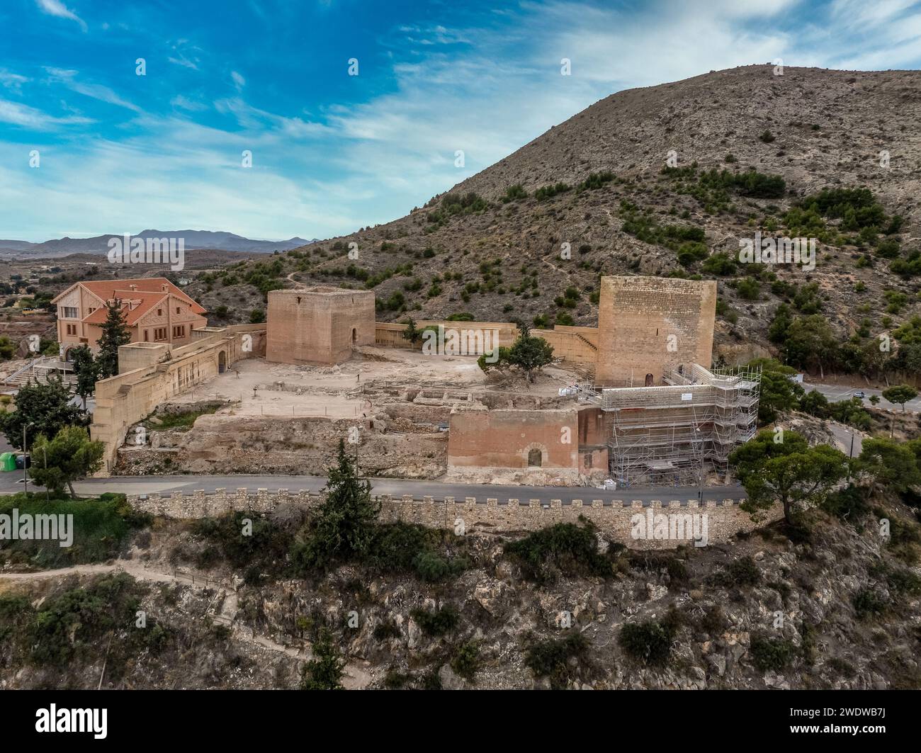 Aus der Vogelperspektive der Burg Mola, die von den Arabern erbaut wurde, fünfeckige Form mit zwei Türmen dreieckige Form Donjon in Spanien Stockfoto