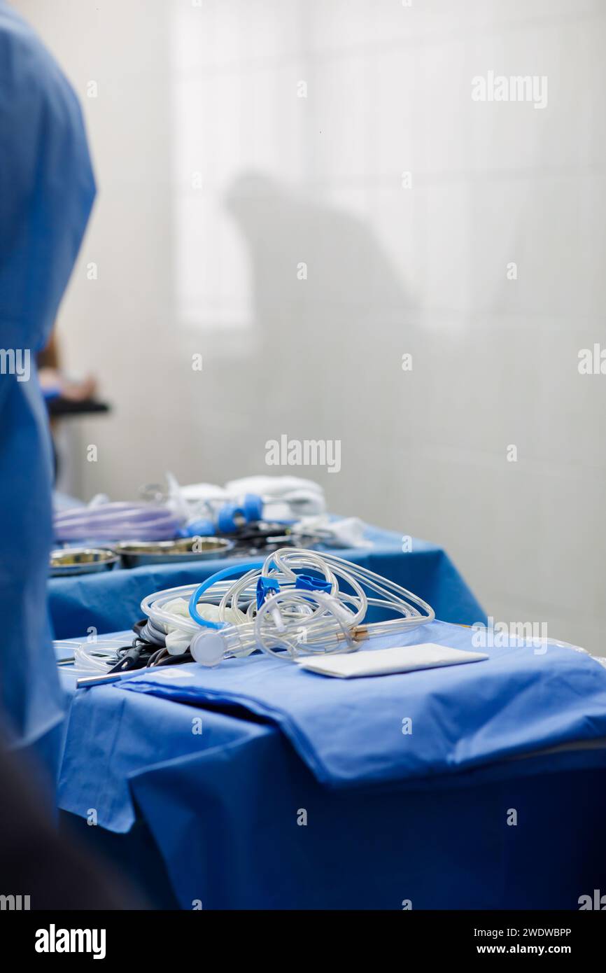 Sterile Instrumente für die Chirurgie auf einem Tablett. Hochwertige Fotos Stockfoto