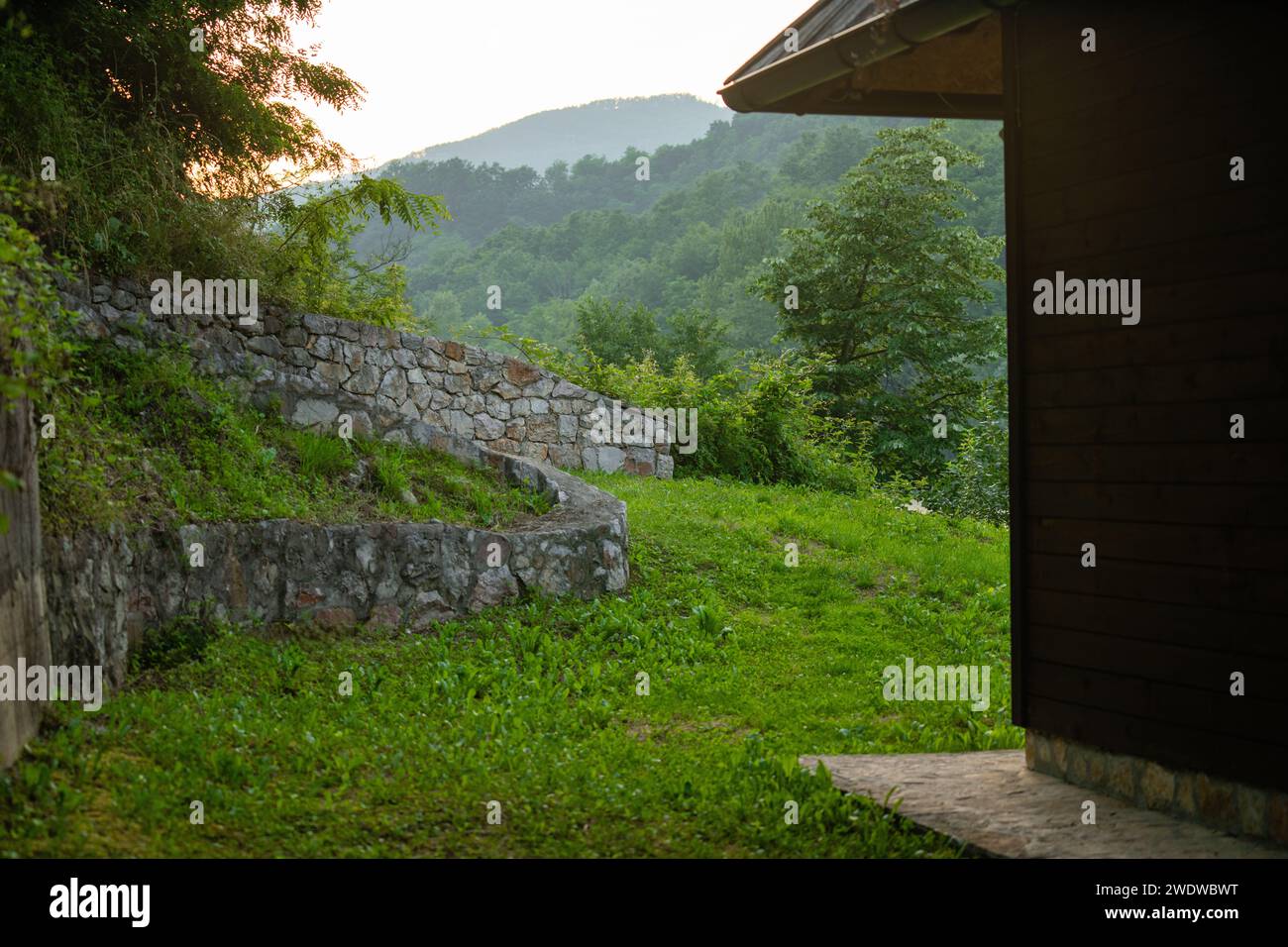 Veranda eines Holzhauses im Wald am Flussufer. Stockfoto