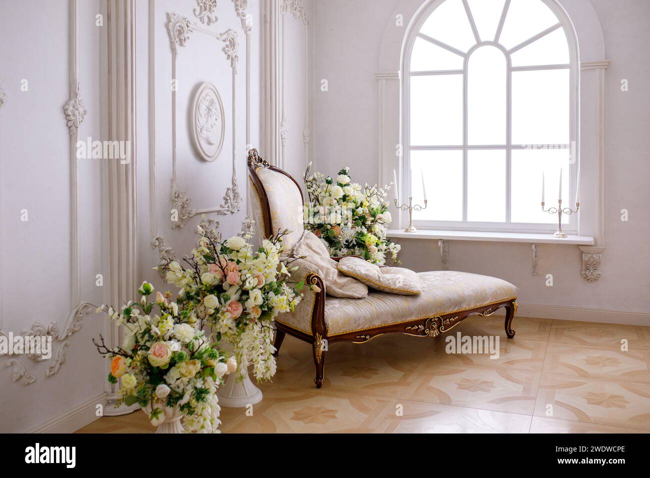 Helle Couch in klassischer Innenausstattung. Hochwertige Fotos Stockfoto