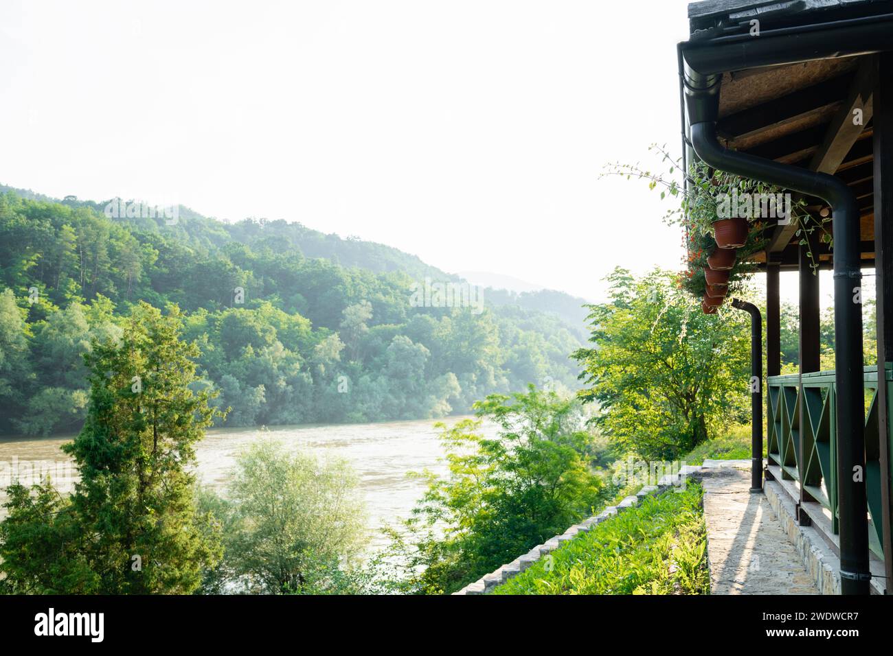 Veranda eines Holzhauses im Wald am Flussufer. Stockfoto
