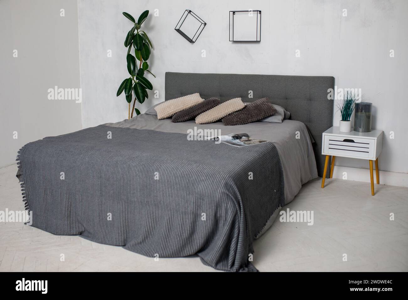 Schlafzimmer, graue Bettwäsche im Zimmer. Hochwertige Fotos Stockfoto