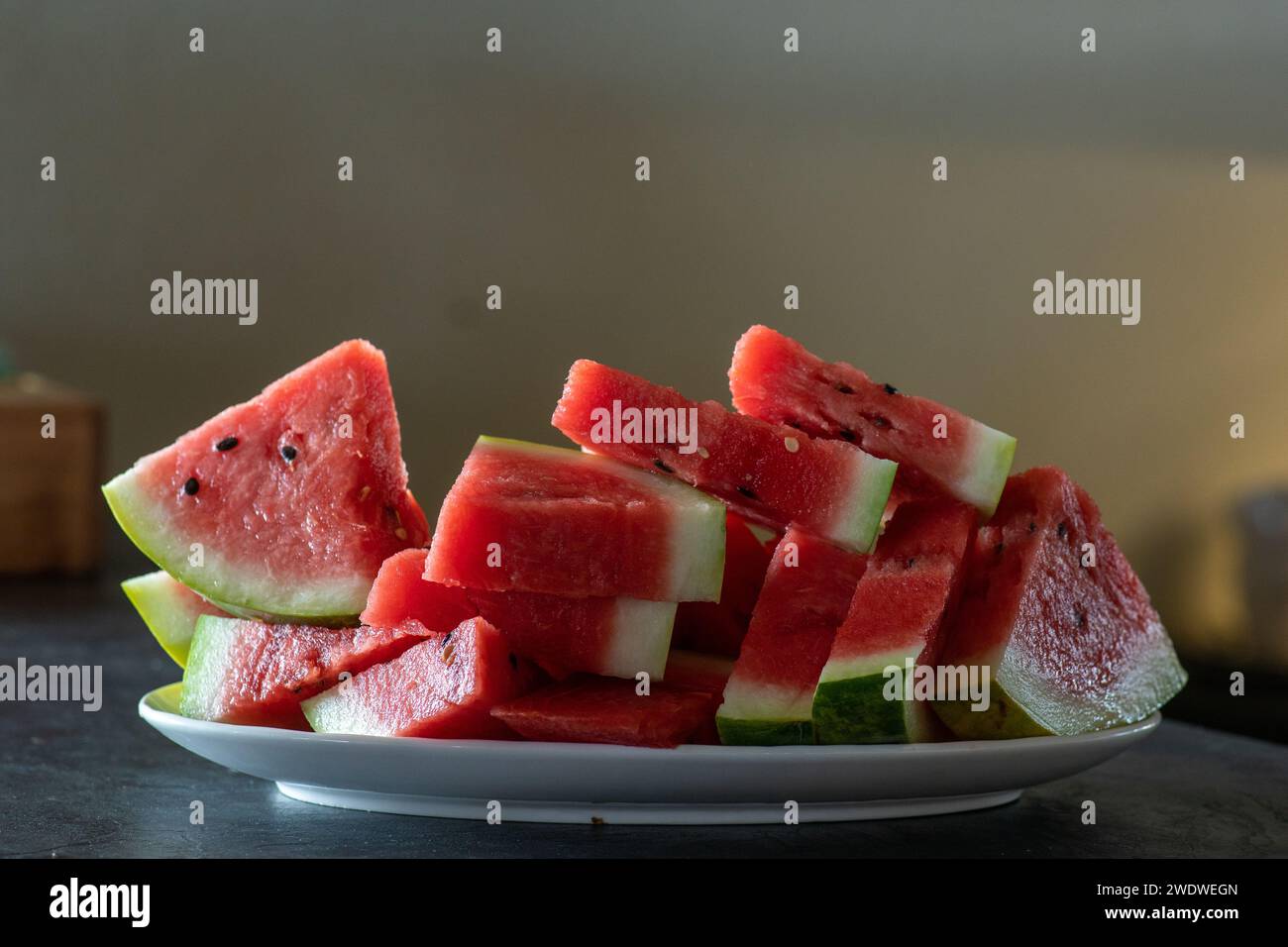 In Scheiben geschnittene Wassermelone auf einem Teller. Hochwertige Fotos Stockfoto