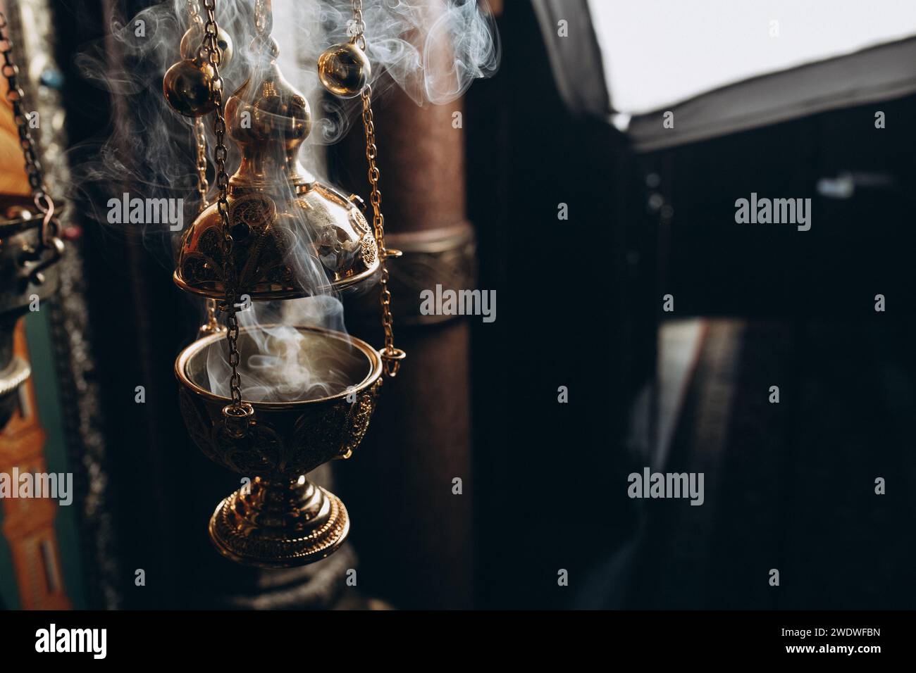 Räuchergefäß in Weihrauch und Rauch. Hochwertige Fotos Stockfoto