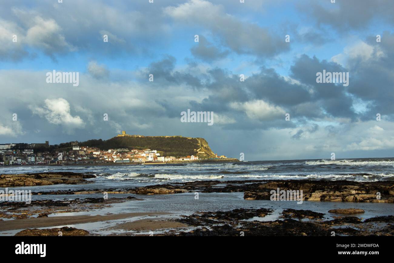 Die Flut geht während eines winterlichen Sturms aus und bietet einen Blick auf die Castle Headland von den Black Rocks in der South Bay von Scarborough Stockfoto