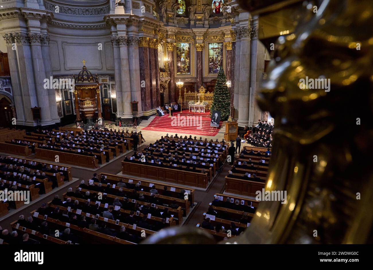 Mit einem Gottesdienst haben am Montag 22.01.2024 im Berliner Dom die offiziellen Trauerfeierlichkeiten für den verstorbenen Bundestagspraesidenten Wolfgang Schaeuble CDU begonnen. Im Dom kamen die Spitzen des Staates, politische Weggefaehrten sowie Vertreter und Vertreterinnen aus Politik und Religionsgemeinschaften zusammen. Im Anschluss war ein Trauerstaatsakt im Bundestag geplant. Schaeuble war am 26. Dezember im Alter von 81 Jahren gestorben. Er gehoerte mehr als 50 Jahre dem Bundestag an und war darueber hinaus in seiner politischen Karriere auch Bundesminister, Partei- und Fraktionsche Stockfoto