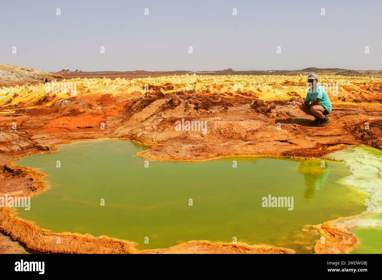 Die farbenfrohe Landschaft der grünen Säureteiche im Krater des Dallol-Vulkans die Danakil-Wüste (oder Afar-Wüste) ist eine Wüste im Nordosten Äthiopiens im Süden Stockfoto