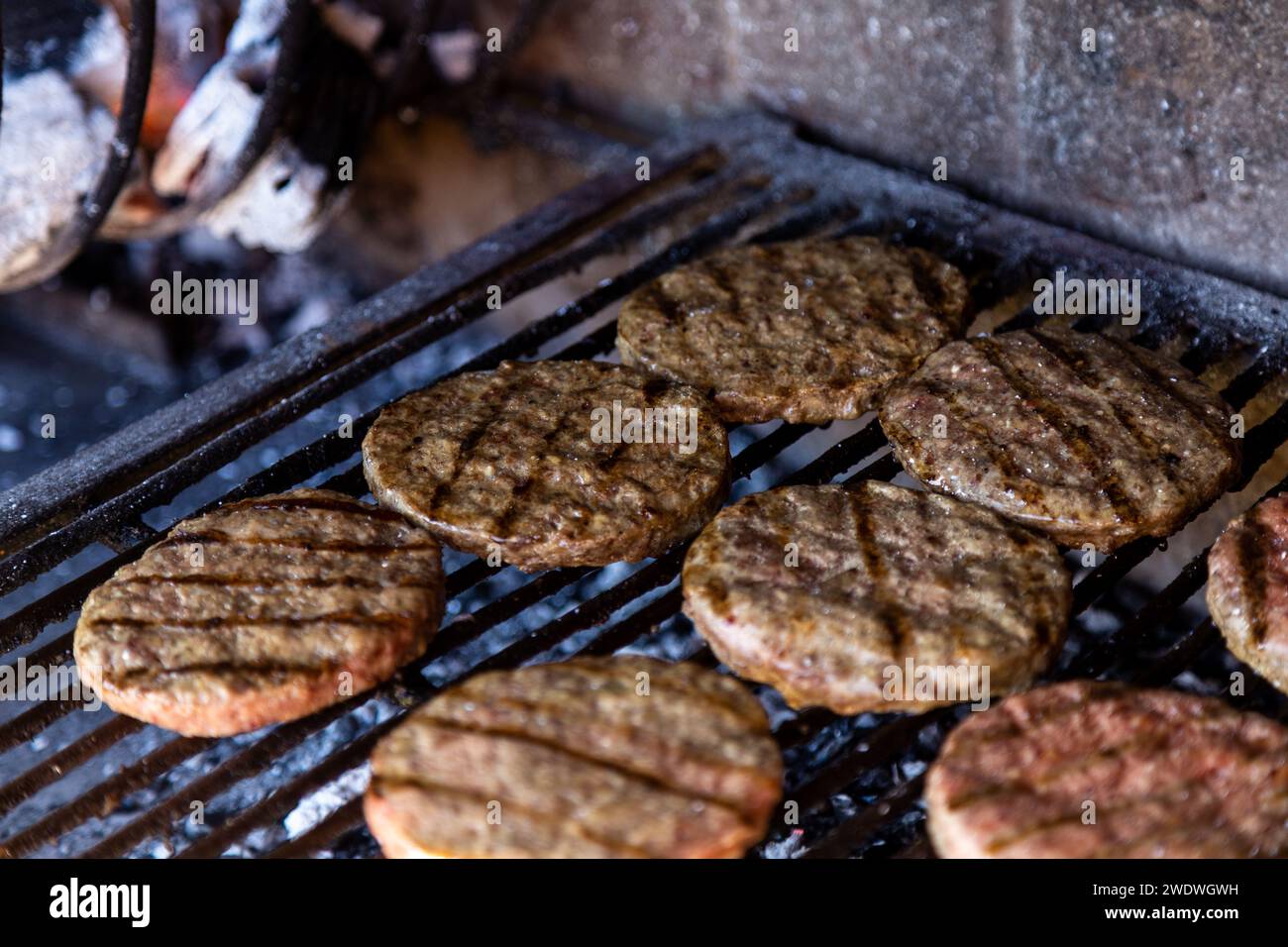 Burger grillen auf dem Grill. Argentinischer Stil. Stockfoto