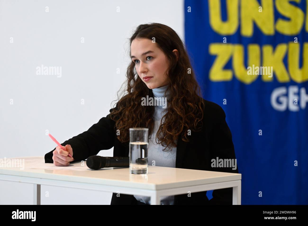 Wien, Österreich. Januar 2024. Die Klimaaktivistin Lena Schilling kandidiert bei den EU-Wahlen 2024 für die Grünen Stockfoto