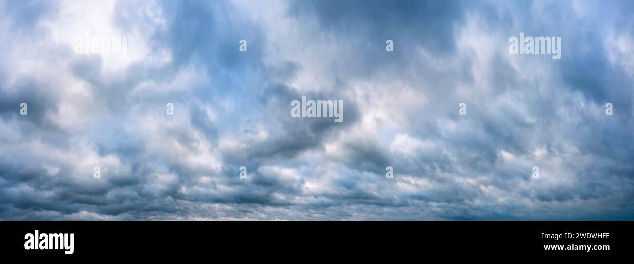 Panorama eines bewölkten Himmels vor dem Regen Stockfoto