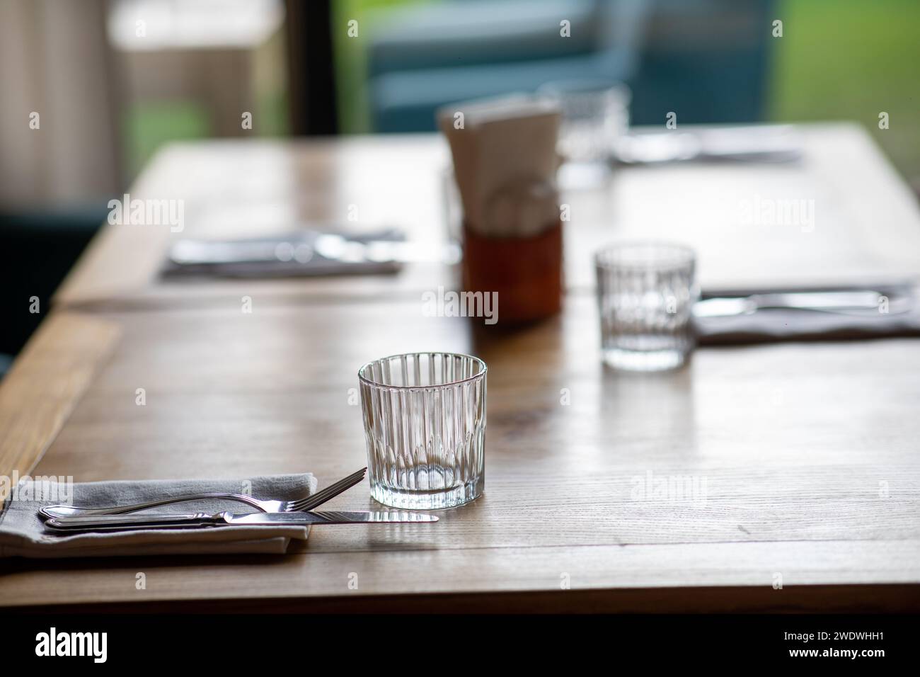 Restaurant-Tisch mit hölzernem Geschirr. Hochwertige Fotos Stockfoto