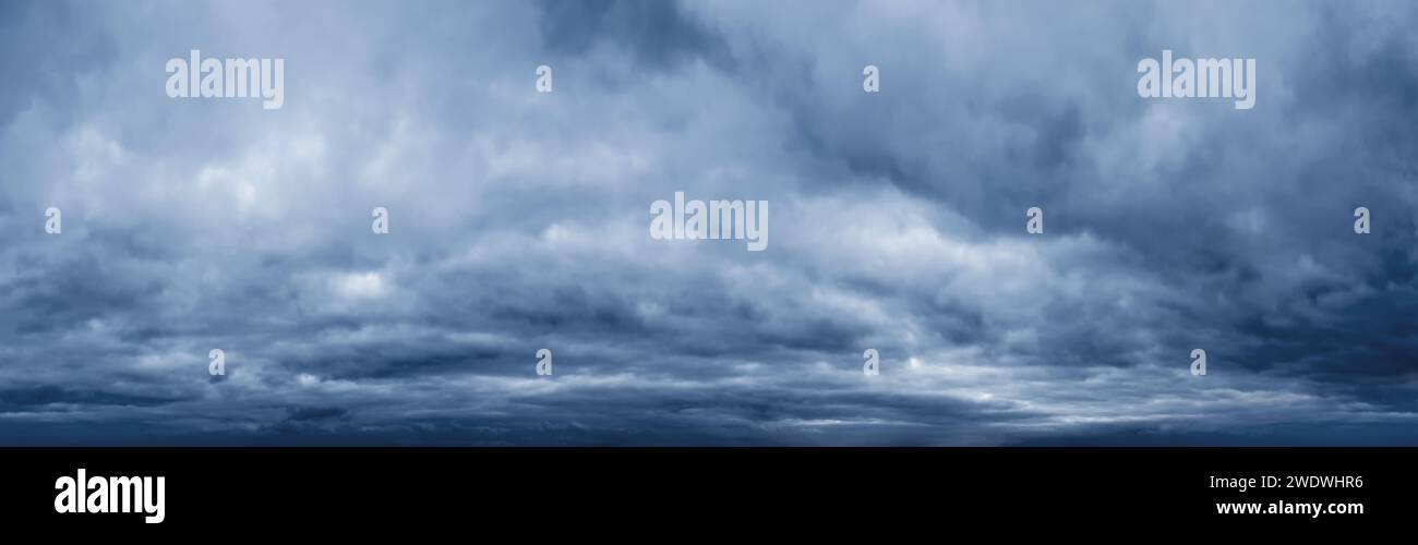 Panorama des Himmels mit dunklen Wolken vor dem Sturm. Wettervorhersage. Stockfoto