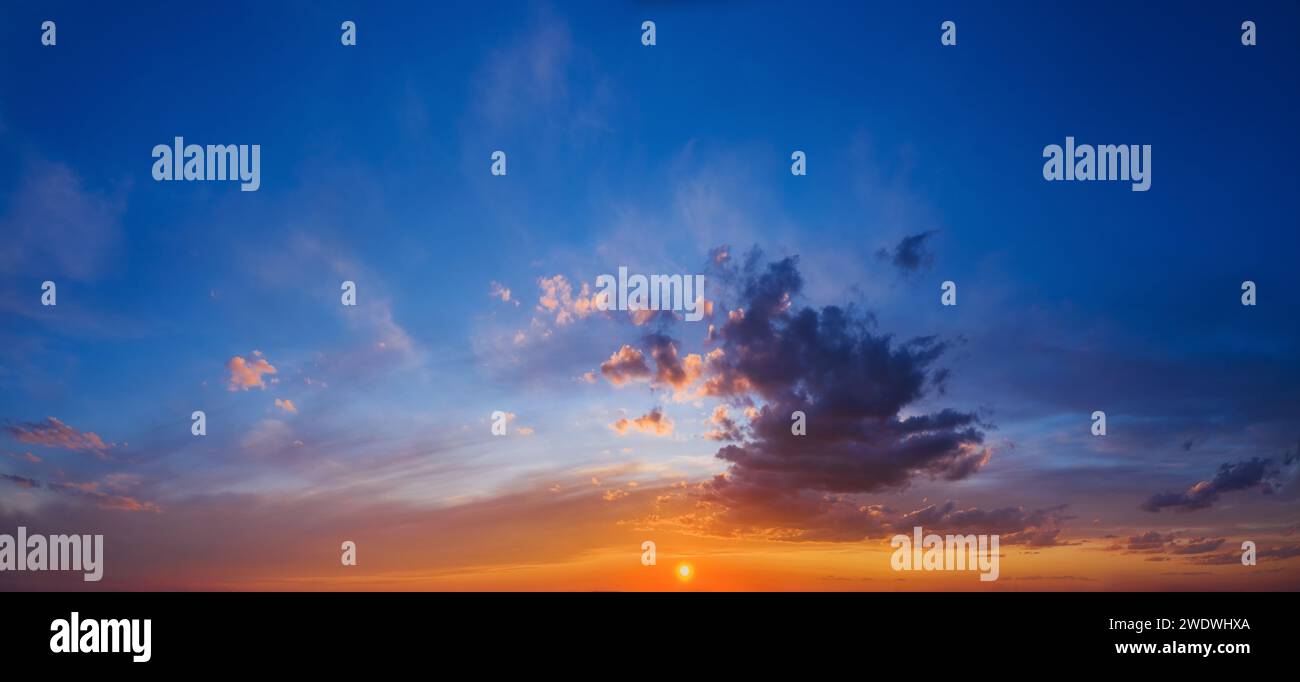 Panorama des dramatischen Himmels mit Wolken bei Sonnenuntergang. Stockfoto