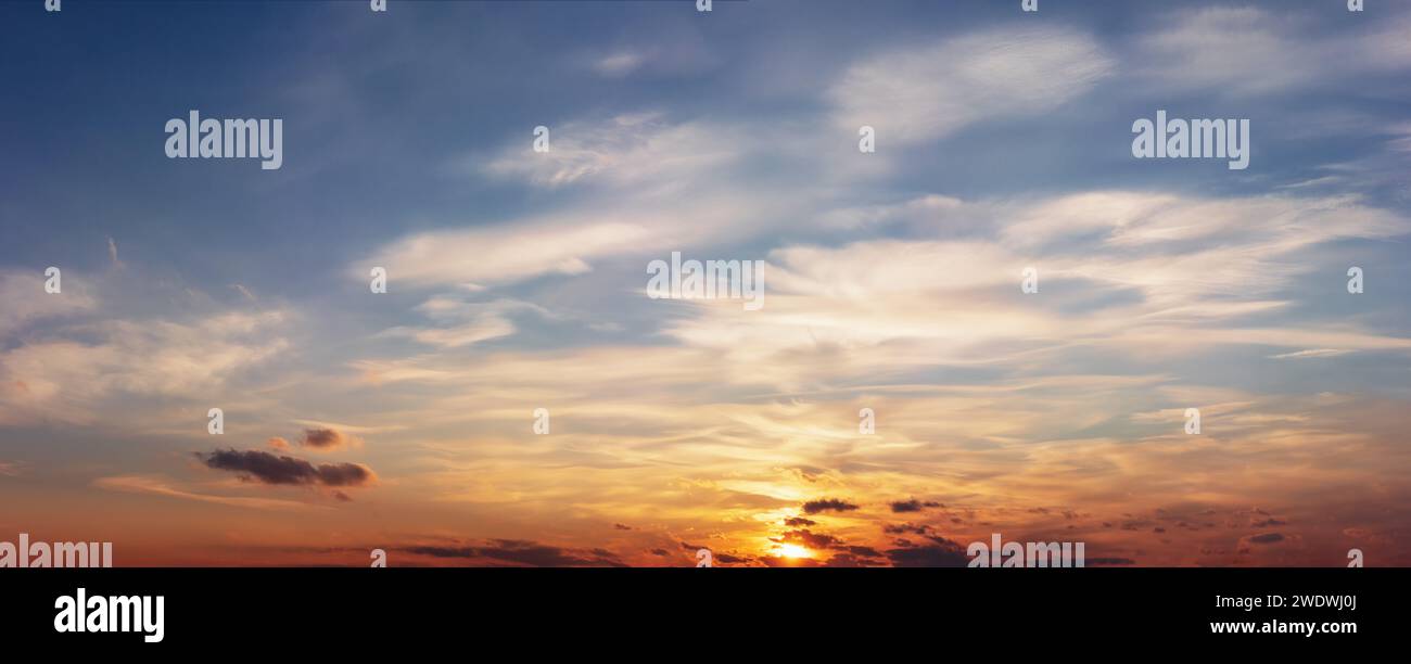 Farbenfroher Sonnenuntergangshimmel mit wunderschönen Wolken. Natürlicher Landschaftshintergrund. Stockfoto