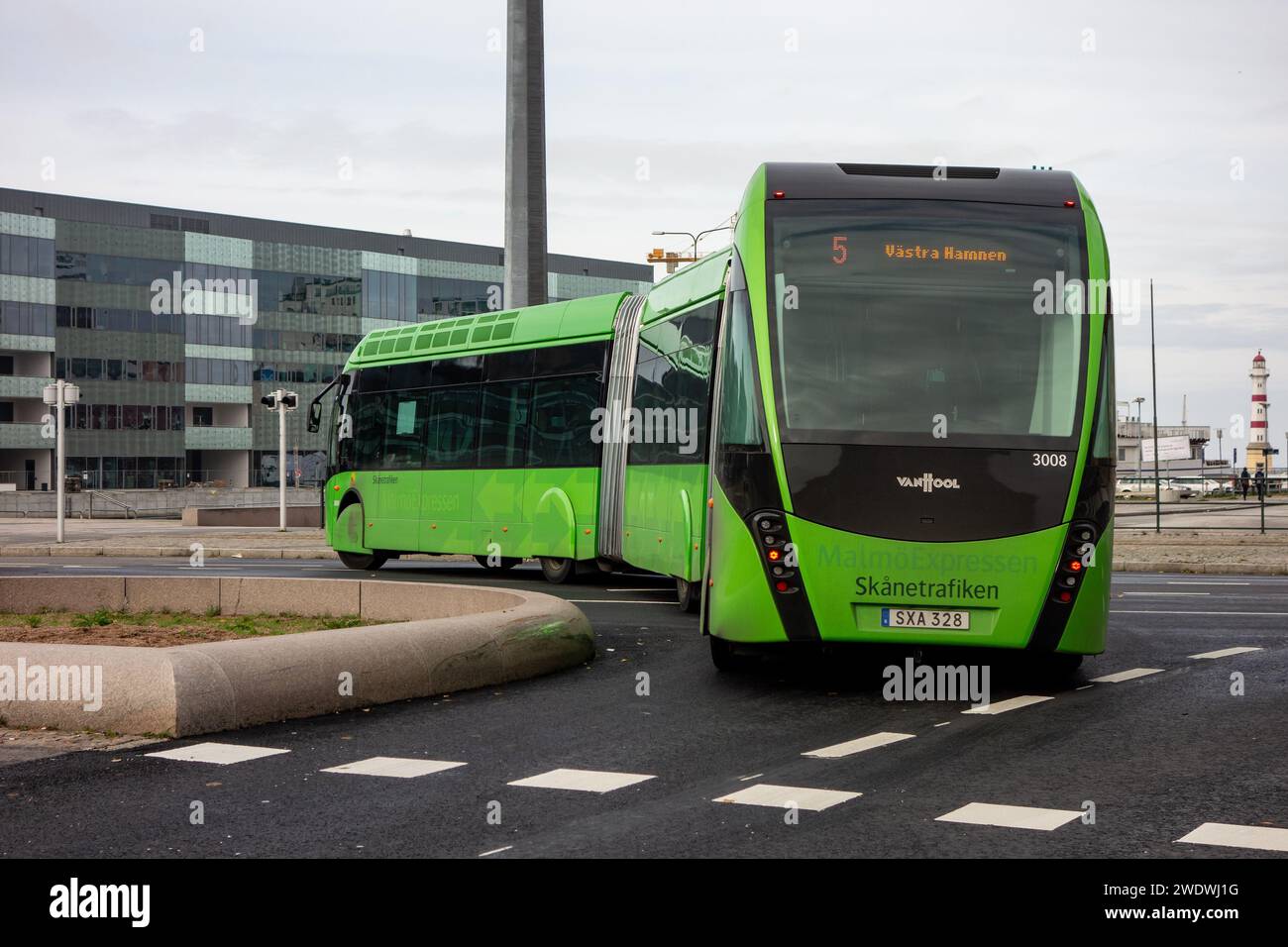 MALMÖ, SCHWEDEN - 26. OKTOBER 2014: VanHool ExquiCity 24 CNG Gelenkbus des öffentlichen Verkehrsunternehmens Skanetrafiken in Malmö fährt schnell Stockfoto