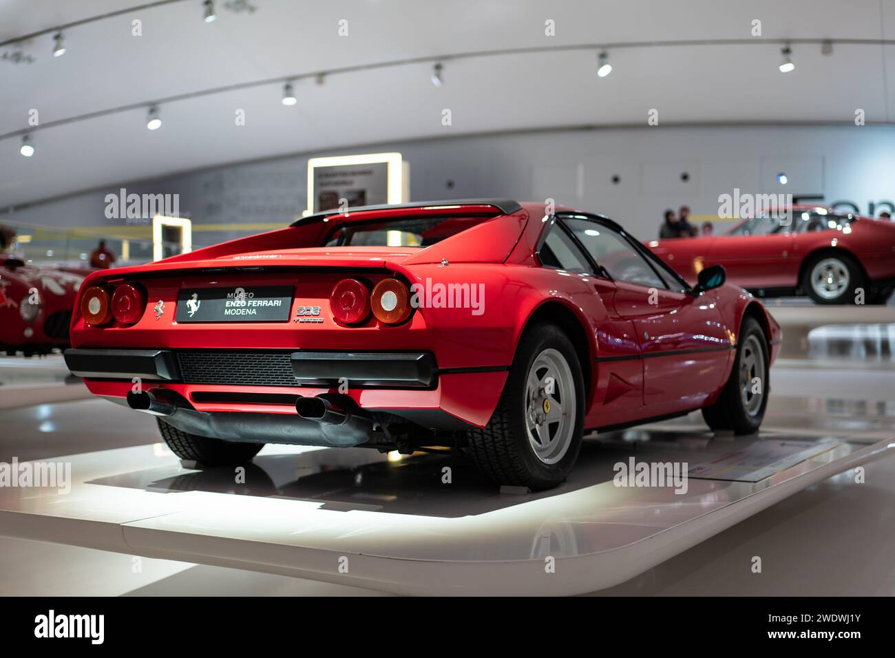 MODENA, ITALIEN - 21. APRIL 2022: Heck des Ferrari 208 GTB Turbo Coupé-Autos im Museum in Modena, Italien Stockfoto