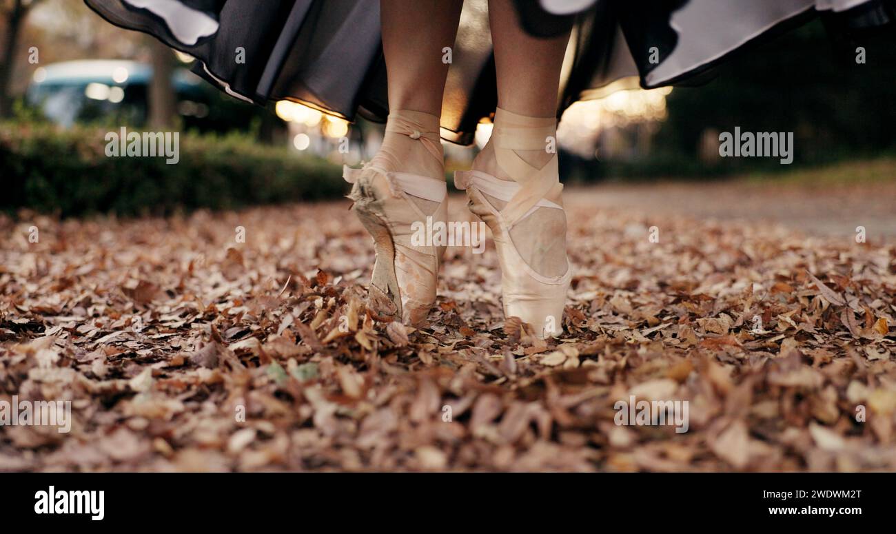 Ballett, Füße und pointe oder Tänzer im Freien in der Natur für professionelle Straßenauftritte, Übungen oder Spins. Schuhe, Blätter und Nahaufnahme auf Japanisch Stockfoto