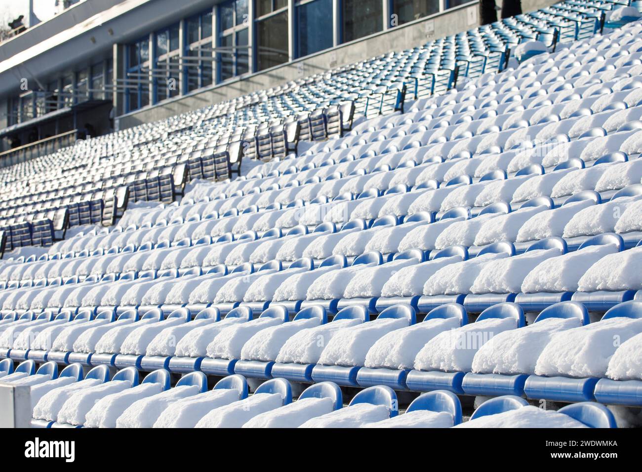 Die Sitzplätze der Stadiontribüne sind mit Schnee bedeckt. Hochwertige Fotos Stockfoto