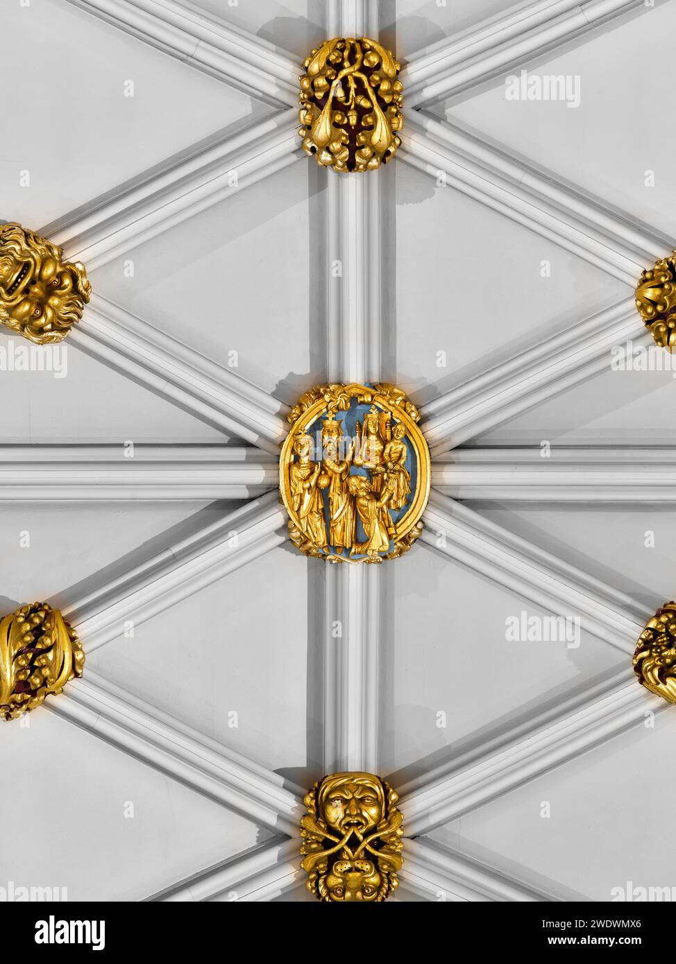 Boss, von Maria und Kind, an der Decke des Kirchenschiffs in der mittelalterlichen englischen Kathedrale in York, England. Stockfoto
