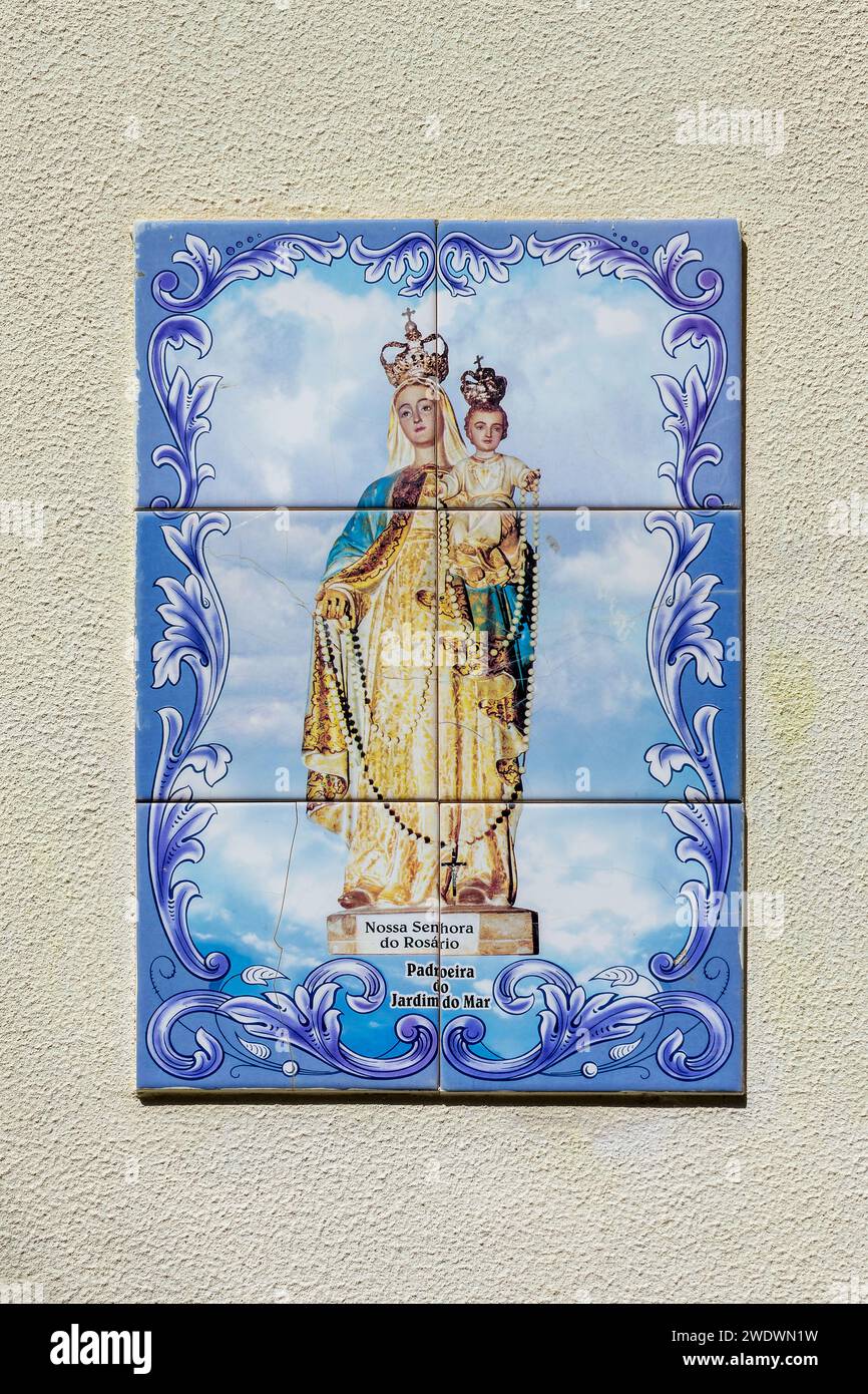 Jungfrau Maria auf Keramikfliesen azulejos in einer Straße von Jardim do Mar, Madeira Insel, Portugal Stockfoto