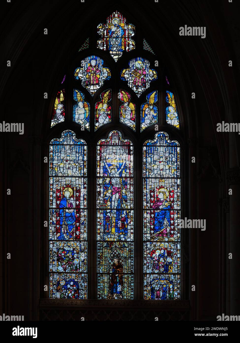 Mittelalterliches Buntglasfenster, das die Kreuzigung Jesu Christi darstellt, in der mittelalterlichen englischen Kathedrale in York, England. Stockfoto