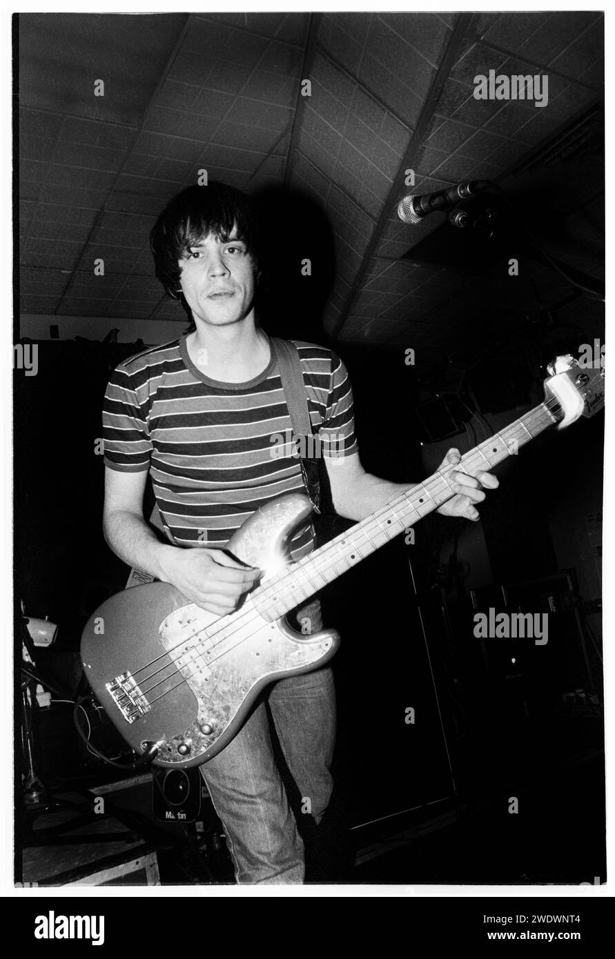Michael Cole von der Band 60Ft Dolls spielte am 20. Februar 1995 an der Glamorgan University in Treforest, Wales, Großbritannien. Foto: Rob Watkins. INFO: 60 ft Dolls, eine walisische Alternative Rock Band der 90er Jahre, hat Punk, Rock und Pop-Einflüsse gemischt. Mit ihrem dynamischen Sound und ihren temperamentvollen Auftritten erregten sie mit dem Album „The Big 3“ Aufmerksamkeit, bevor sie sich auflösten und die pulsierende Britpop-Ära prägten. Stockfoto
