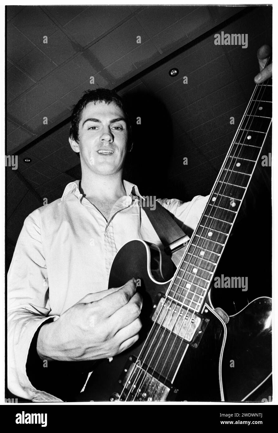 Richard J Parfitt von der Band 60Ft Dolls spielte am 20. Februar 1995 an der Glamorgan University in Treforest, Wales. Foto: Rob Watkins. INFO: 60 ft Dolls, eine walisische Alternative Rock Band der 90er Jahre, hat Punk, Rock und Pop-Einflüsse gemischt. Mit ihrem dynamischen Sound und ihren temperamentvollen Auftritten erregten sie mit dem Album „The Big 3“ Aufmerksamkeit, bevor sie sich auflösten und die pulsierende Britpop-Ära prägten. Stockfoto